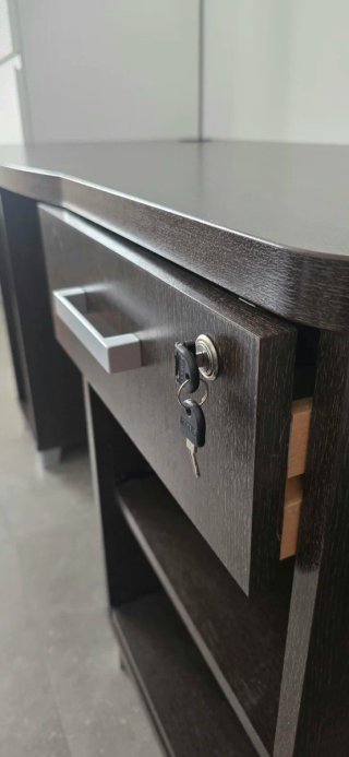 Escritorio de madera marrón