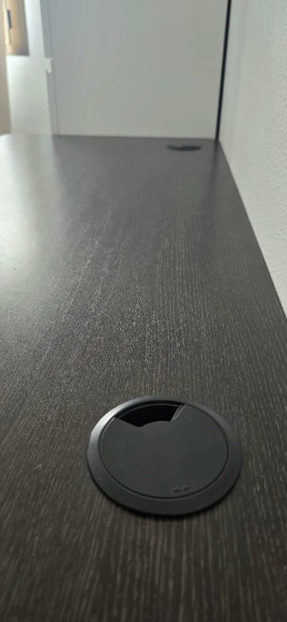 Escritorio de madera marrón