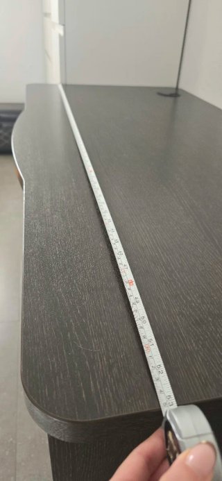Escritorio de madera marrón