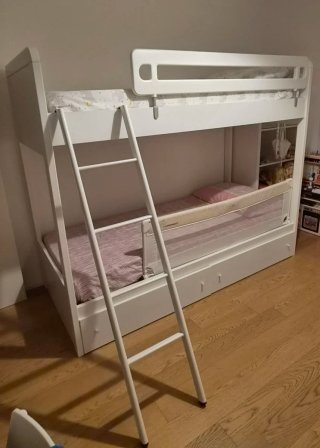 Letto a castello bianco con scaletta