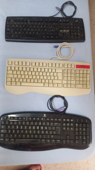 Tres teclados ordenador.