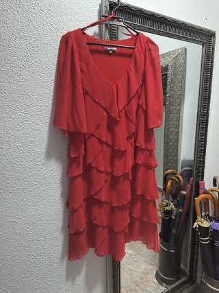 Vestido de fiesta rojo con volantes