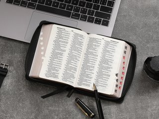 Biblia tamaño compacta RVR.1960 piel espada neg...