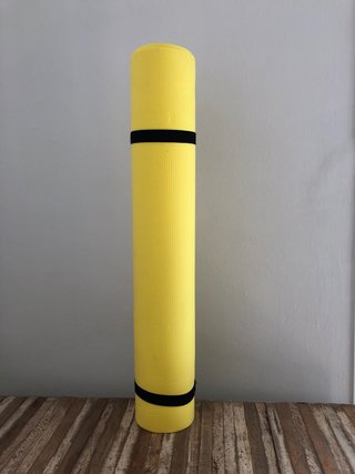 Esterilla deportiva amarilla sin estrenar.