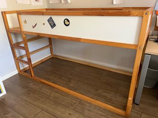 Litera Kura madera con pegatinas