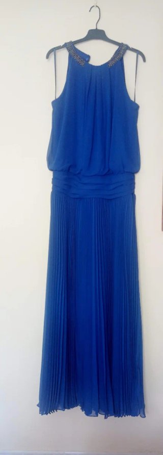 Vestido de fiesta azul con pedrería.