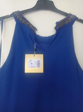 Vestido de fiesta azul con pedrería.