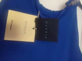Vestido de fiesta azul con pedrería.