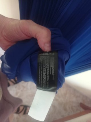 Vestido de fiesta azul con pedrería.