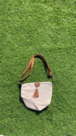 Bolso de hombro beige y marrón