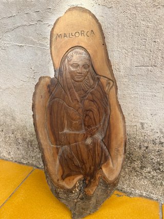 Bajo relieve tallado a mano en olivo