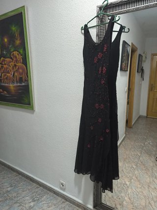 Vestido de fiesta largo negro con detalles