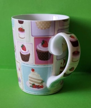 Taza de cerámica con diseño de pasteles