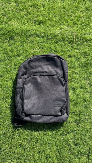 Mochila Negra Básica talla pequeña.