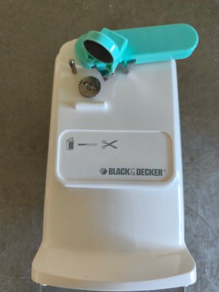 Abrelatas Eléctrico y Afilador Black & Decker EC 3