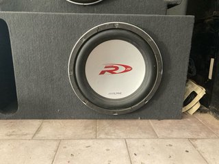 Subwoofer Alpine Type R 15 con cajón