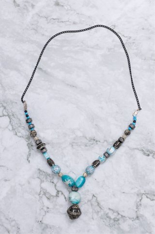 Collar artesanal con cuentas azules y plateadas