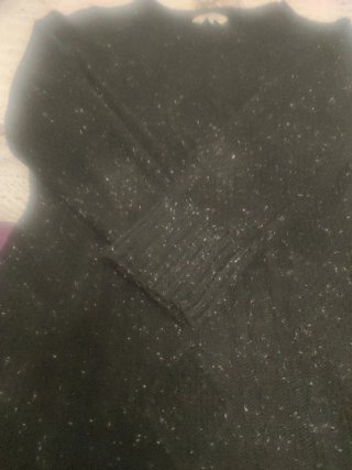 Jersey negro con topos multicolor