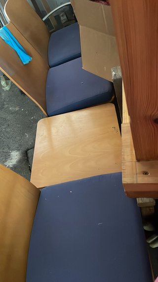 Sillas de recepción en madera y tela