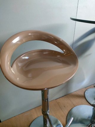 Mesa Alta de Cristal + 2 Taburetes Regulables