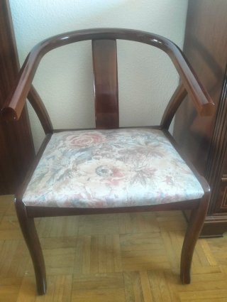 Cómoda con 5 cajones, 2 mesillas , 2 sillas