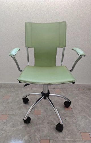 Cómoda silla de oficina ergonómica con ruedas