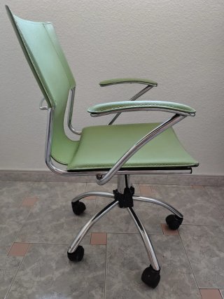 Cómoda silla de oficina ergonómica con ruedas