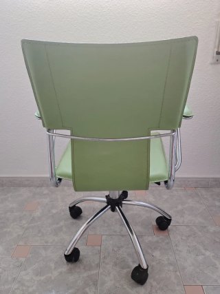 Cómoda silla de oficina ergonómica con ruedas
