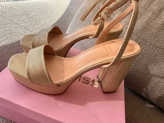 Zapatos de tacón dorados Número 37 MUY COMOS