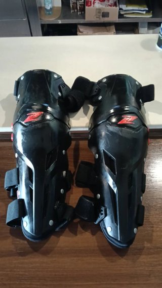 Joelheiras Articuladas Pretas