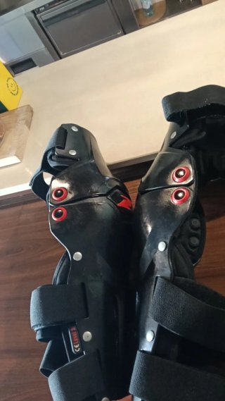 Joelheiras Articuladas Pretas