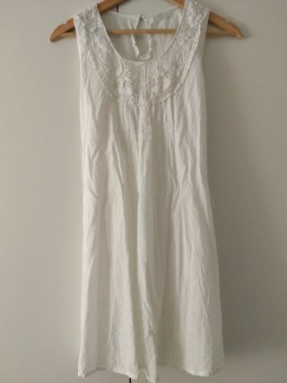 Vestido Blanco con Detalles de Encaje