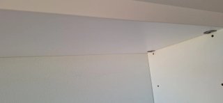 Mesa de estudio con estantería integrada