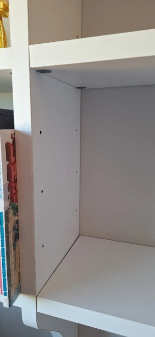 Mesa de estudio con estantería integrada
