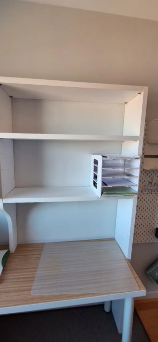 Mesa de estudio con estantería integrada