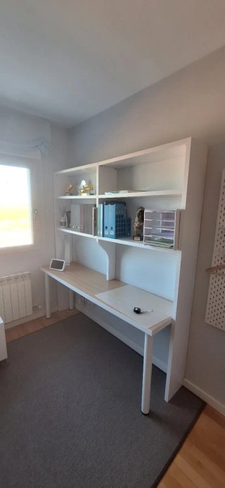 Mesa de estudio con estantería integrada