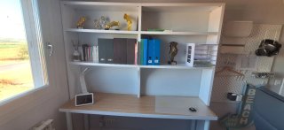 Mesa de estudio con estantería integrada
