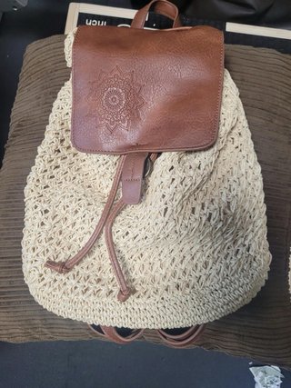 Bolso/mochila de paja y piel.