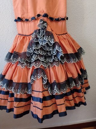 Traje de flamenca tirantes coral con encaje marino
