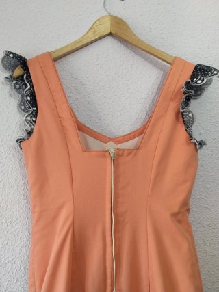 Traje de flamenca tirantes coral con encaje marino