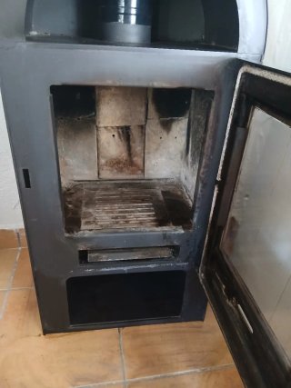 Estufa de leña metálica negra