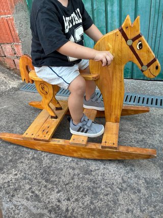 Caballo balancín de madera