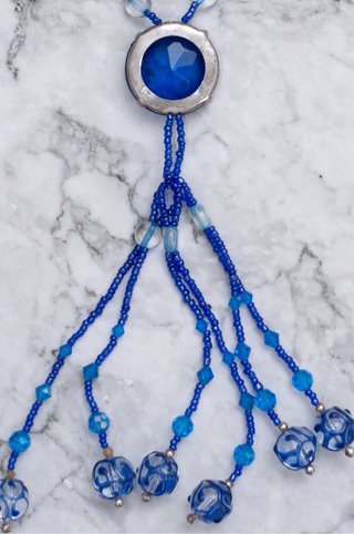 Collar artesanal azul eléctrico con colgantes