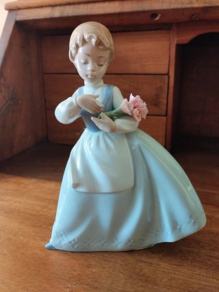 Figura Nao Lladró niña con flores 1985