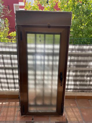 Ventana de Baño con Persiana y Reja