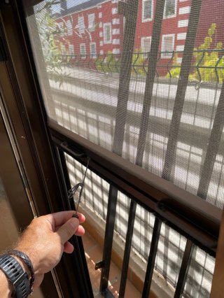 Ventana de Baño con Persiana y Reja