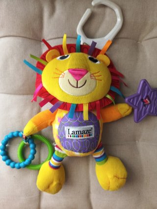 Muñeco colgante león Lamaze