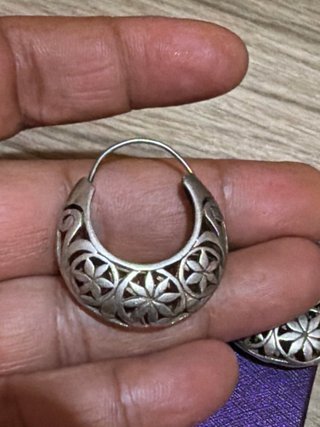 Aros de plata con diseño floral