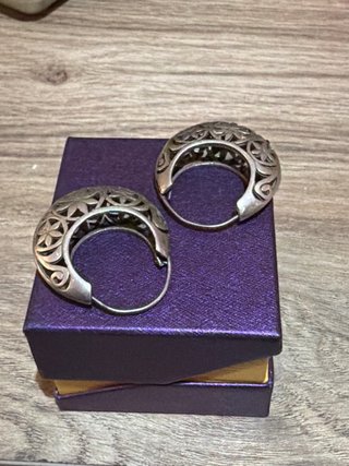 Aros de plata con diseño floral
