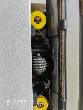 Máquina de escribir eléctrica Olivetti y mesita